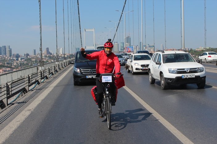 Teröre tepki için Almanya'dan İstanbul'a bisikletle geldi