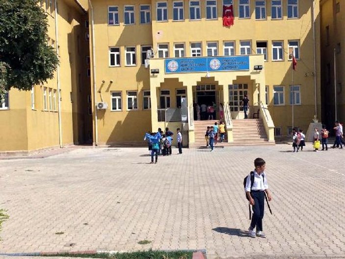 Öğrenciler İdil'de beton bariyerler arasından okula gitti
