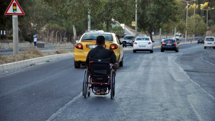 İzmir'de tekerlekli sandalye ile hız yapan engelli