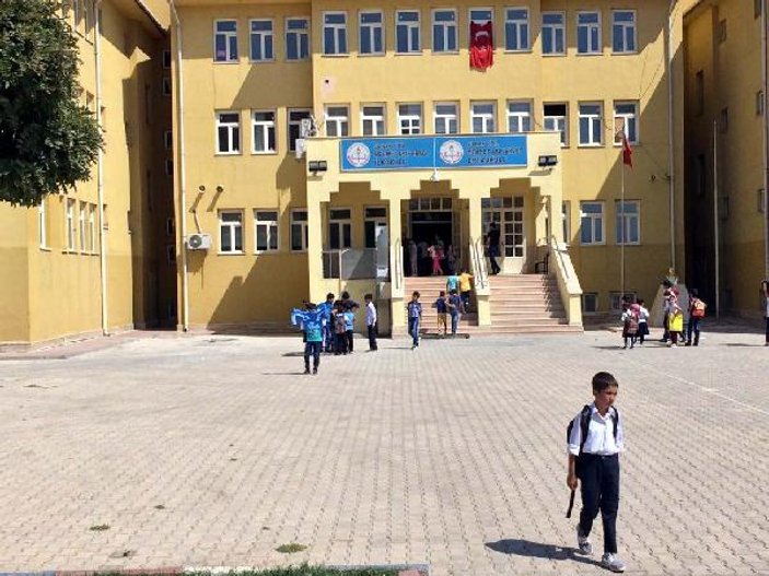 Öğrenciler İdil'de beton bariyerler arasından okula gitti