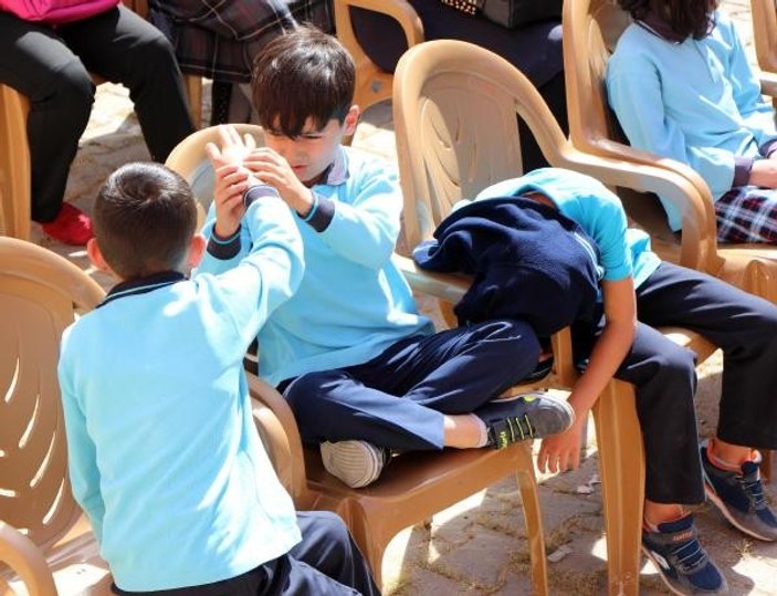 Protokol konuşmaları uzayınca öğrenciler sıcaktan bayıldı