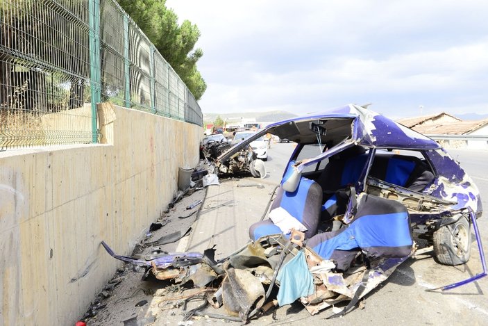 İzmir'deki kazada otomobil ikiye bölündü: 1 ölü