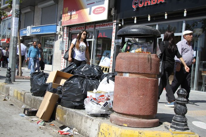 Kayyumu protesto için Vanlıları çöpe mahkum ettiler