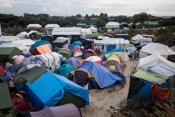 Fransa Calais'te göçmenlere karşı duvar inşa ediyor