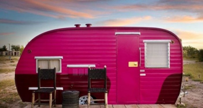 Texas'daki otel karavan ve çadırdan inşa edildi