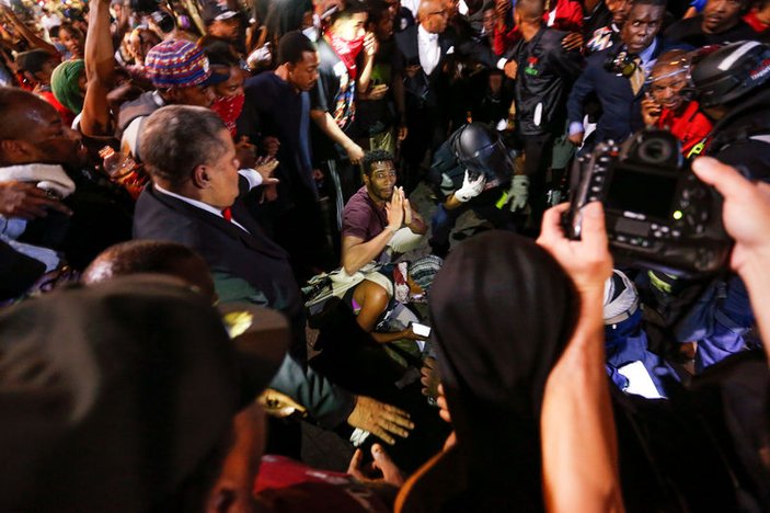 Göstericiler canlı yayında CNN muhabirini yere düşürdü