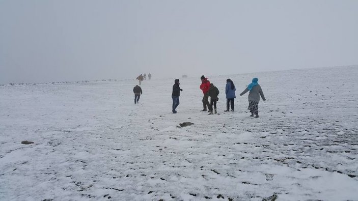 Ardahan'da kar yağışı yolları kapattı
