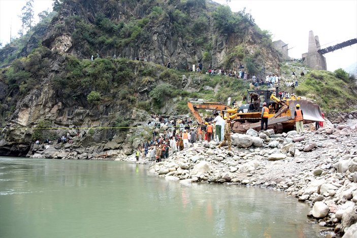 Pakistan'da yolcu otobüsü nehre düştü: 24 ölü