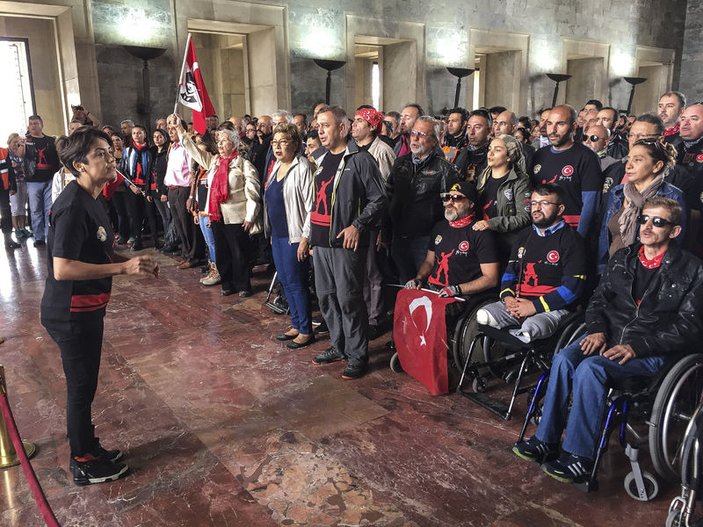 Motorsiklet tutkunları Anıtkabir'i ziyaret etti