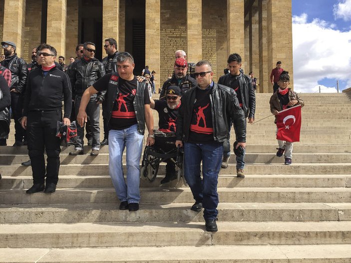 Motorsiklet tutkunları Anıtkabir'i ziyaret etti