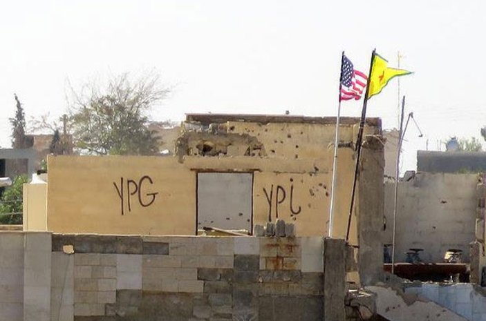 PYD'li teröristlerin karargahında ABD bayrağı