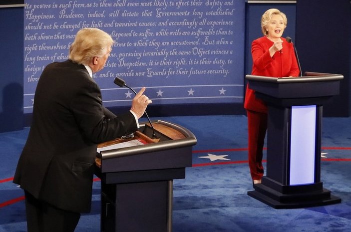 Trump ve Clinton canlı yayında kozlarını paylaştı