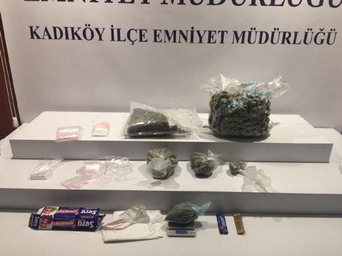 Ataşehir'de lüks otomobilde 2 kilo uyuşturucu yakalandı