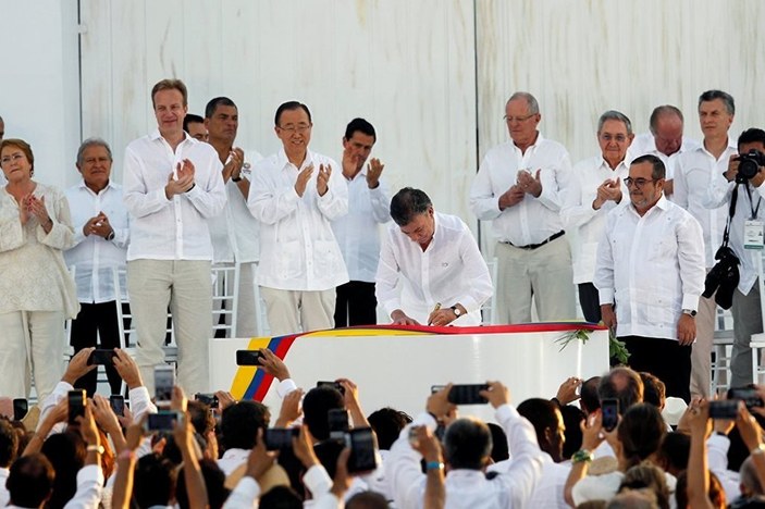 Kolombiya 52 yıllık terörü bitirdi, halk sevinç içinde
