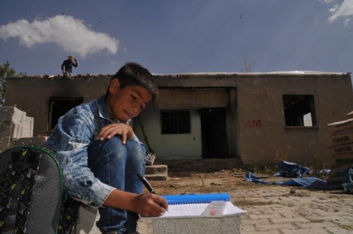 Evi yıkılan Yüksekovalı çocuk taşın üstünde ders çalışıyor