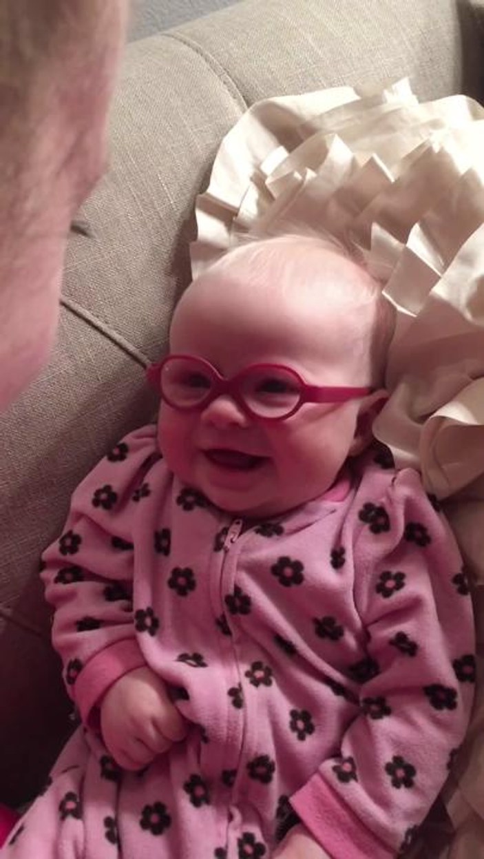 Yeni gözlükleriyle annesini gören bebeğin tepkisi