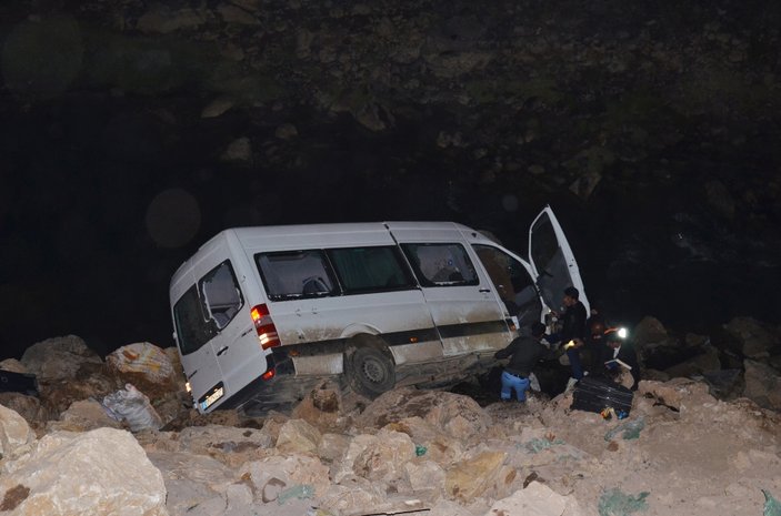 Hakkari'de TIR minibüse çarptı: 4 ölü, 11 yaralı