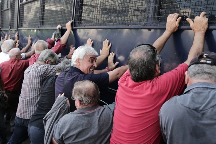 Yunan polisi emeklilere gazla müdahale etti