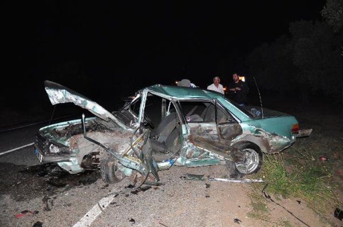 İznik'te 2 otomobil kafa kafaya çarpıştı: 1 ölü