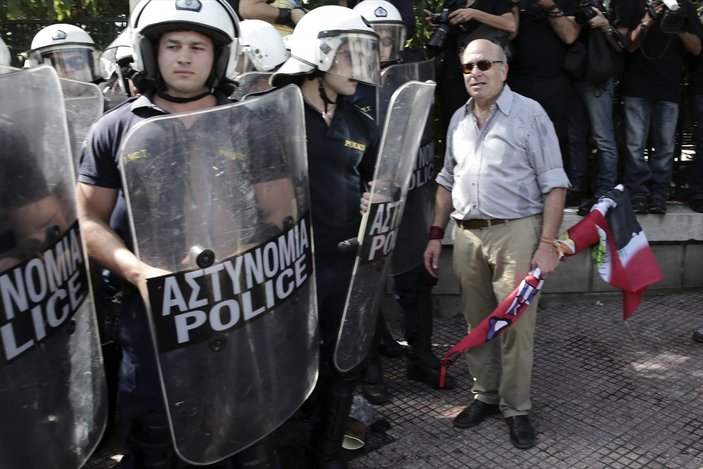 Yunan polisi emeklilere gazla müdahale etti