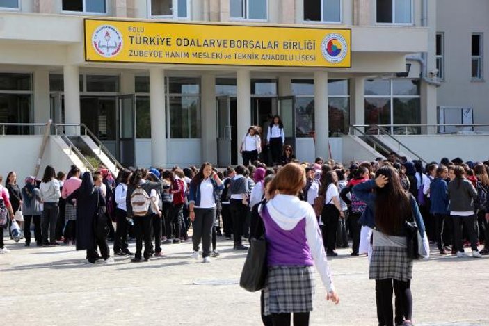 Tıkanan kanalizasyona tuz ruhu döküldü 25 öğrenci zehirlendi