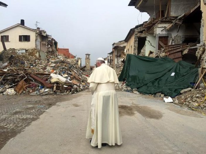 Papa’dan deprem bölgesine sürpriz ziyaret