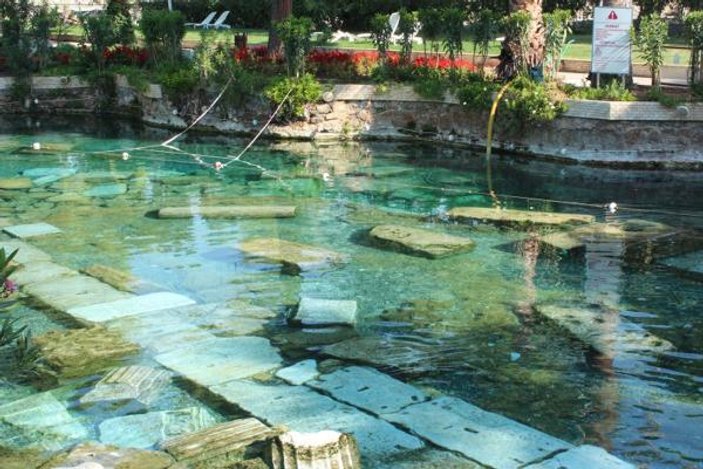 Pamukkale'de depremlerde antik havuzda çöküntü oldu