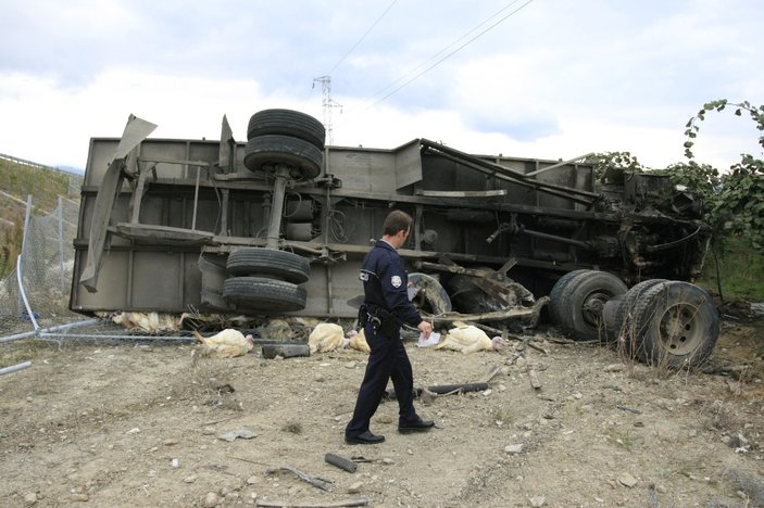 Bursa'da hindi taşıyan kamyon devrildi