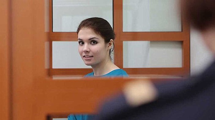 Yakalanan Rus kız seksi iç çamaşırlarını kanıt gösterdi