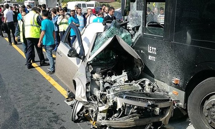 Sefaköy'de otomobil metrobüsle çarpıştı