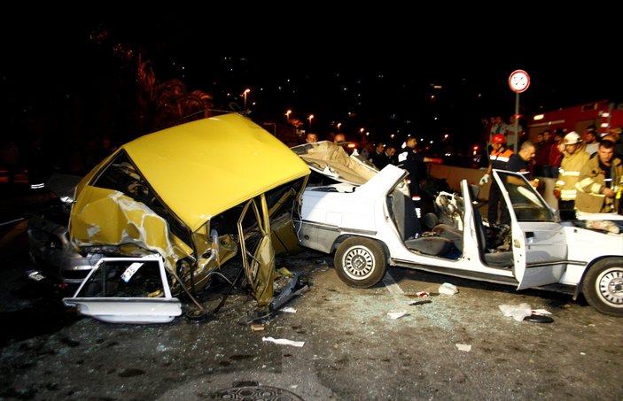 İzmir'de trafik kazası: 1 ölü, 5 yaralı