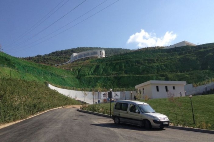 CHP'li belediye dağ yamacını yeşile boyadı