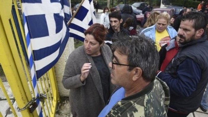 Yunanistan'da okula giden mülteci çocuklara protesto