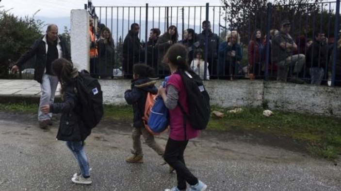 Yunanistan'da okula giden mülteci çocuklara protesto