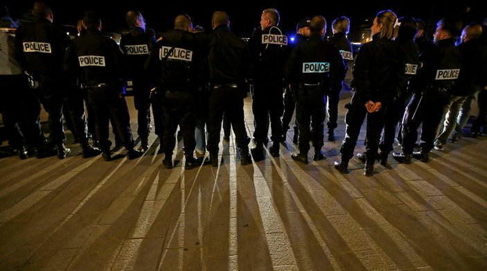 Fransa'da polisler yine izinsiz gösteri yaptı