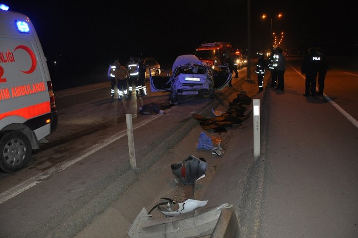 Bursa'da direğe çarpan otomobil takla attı