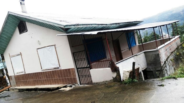 Rize'de heyelan korkusu 7 evi boşalttı