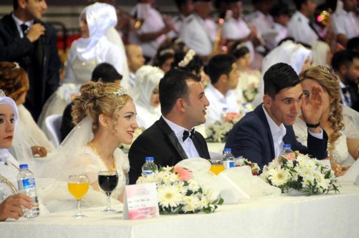 Gaziantep'te 300 çift toplu nikahla evlendi