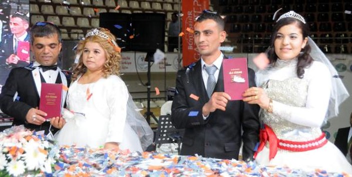 Gaziantep'te 300 çift toplu nikahla evlendi