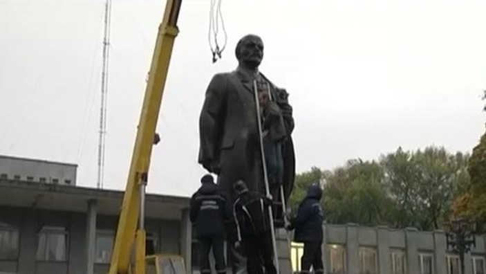 Ukrayna'daki son Lenin heykeli söküldü