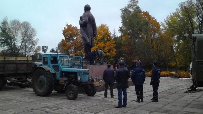 Ukrayna'daki son Lenin heykeli söküldü