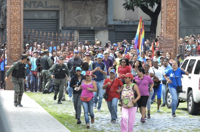 Venezuela'da Maduro taraftarları meclisi bastı