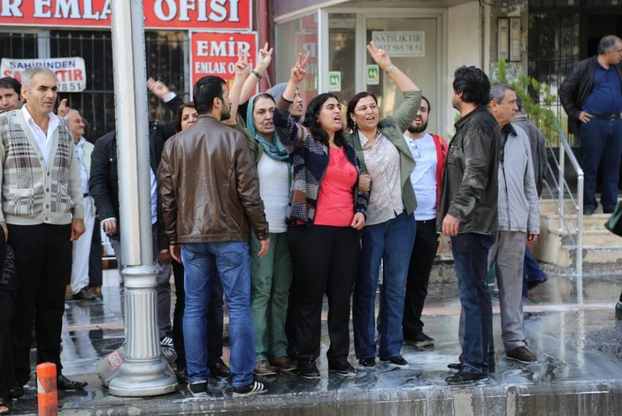 Diyarbakır sokaklarında bir tek Sebahat ve 8 kişi var