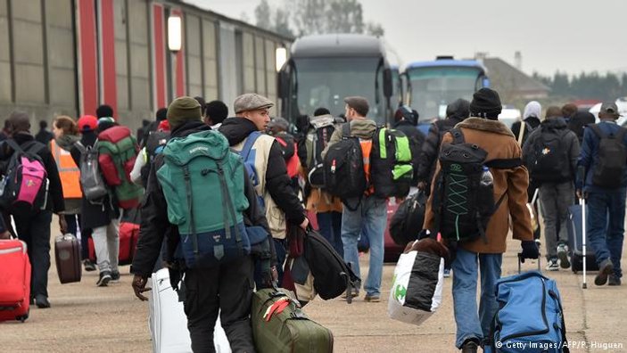 Fransa'dan sığınmacılara hijyen önlemi skandala dönüştü