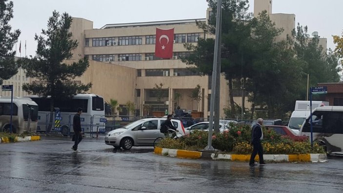 Diyarbakır Büyükşehir Belediyesi'ne Türk bayrağı asıldı