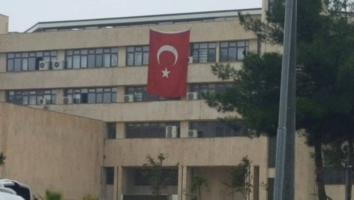 Diyarbakır Büyükşehir Belediyesi'ne Türk bayrağı asıldı