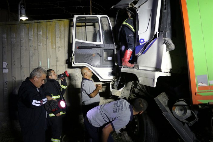 Freni boşalan kamyon duvara çarptı: 1 ölü, 1 yaralı