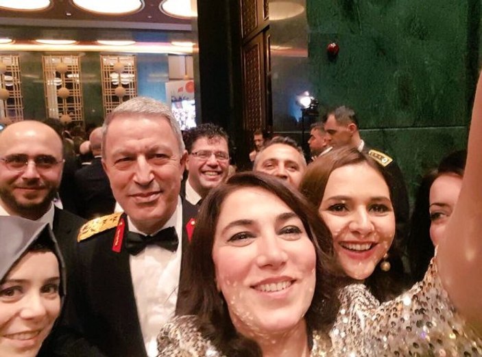 Ceren Kenar, Orgeneral Hulusi Akar'la selfie yaptı