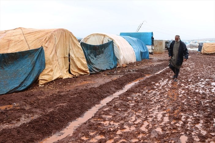 Suriye'nin kuzeyindeki çadır kentleri su bastı