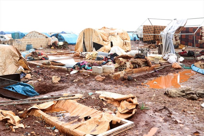 Suriye'nin kuzeyindeki çadır kentleri su bastı
